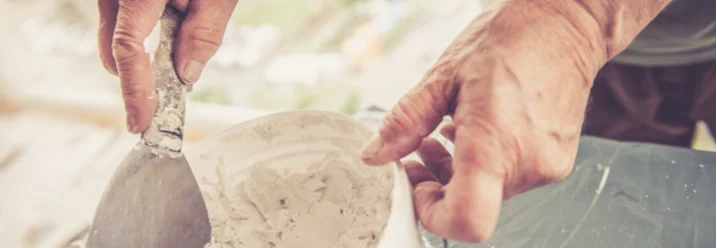 Person trägt Spachtelmasse auf